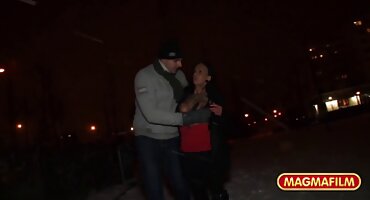 sex mỹ đít bự Brunette được kiêm trên ngực của cô. phim xec bo chong nang dau